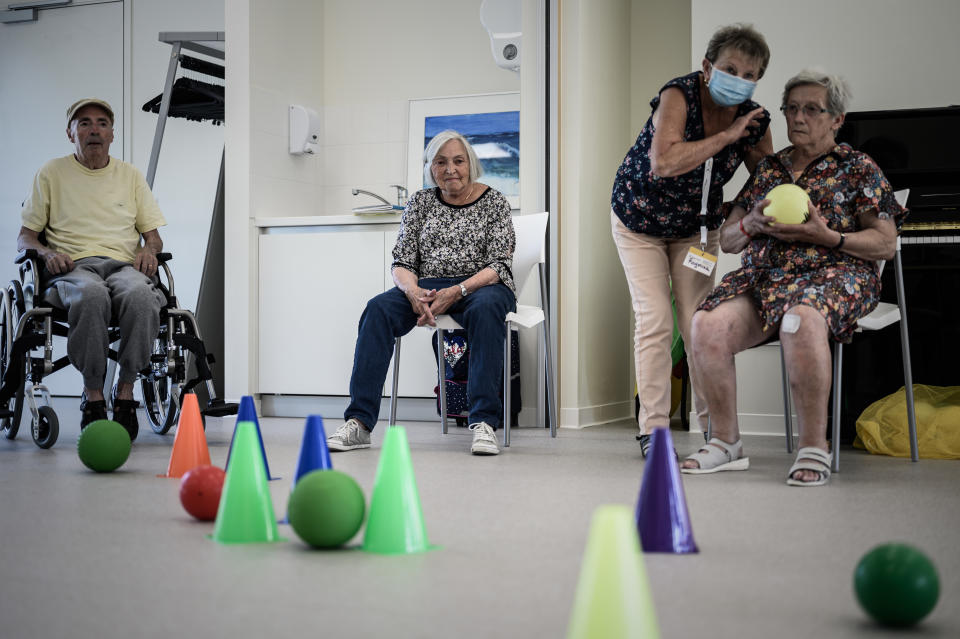 En la imagen, los enfermos de alzhéimer realizan actividad física en uno de los centros del pueblo. (Foto: Philippe Lopez / AFP / Getty Images).