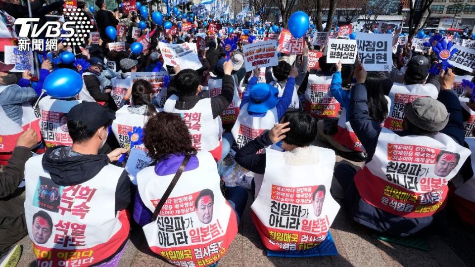 對於尹錫悅訪日、徵用工賠償的爭議方案，部分南韓民眾展展開靜坐抗議。（圖／達志影像美聯社）