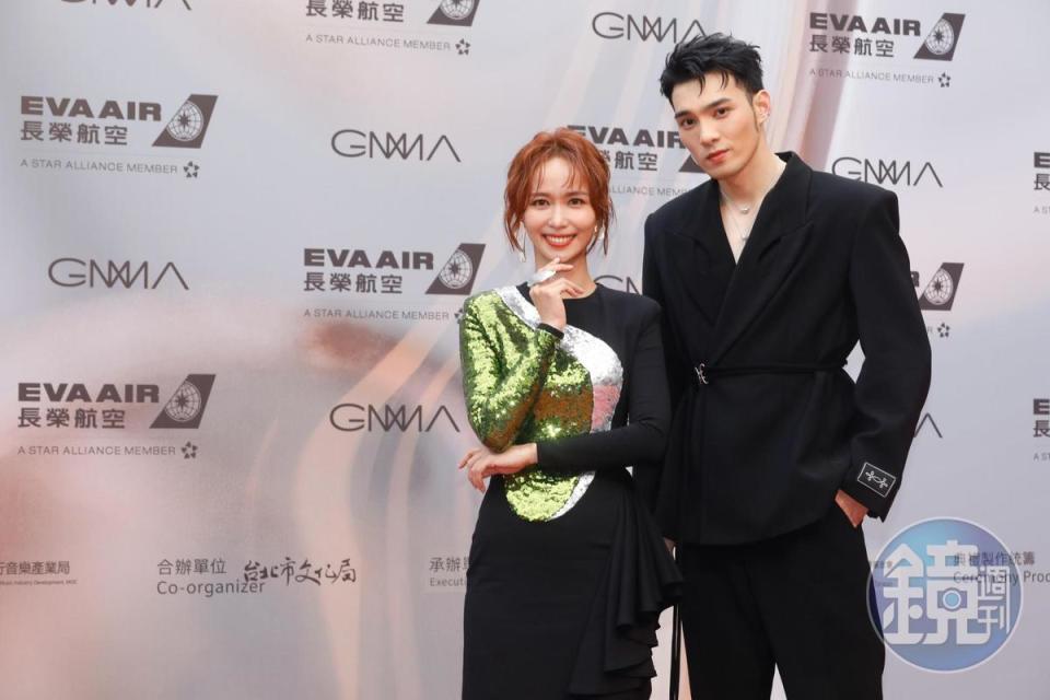 第34屆金曲獎今（1日）在台北小巨蛋舉辦頒獎典禮，圖為紅毯主持人陳明珠（左）及黃偉晉（右）。