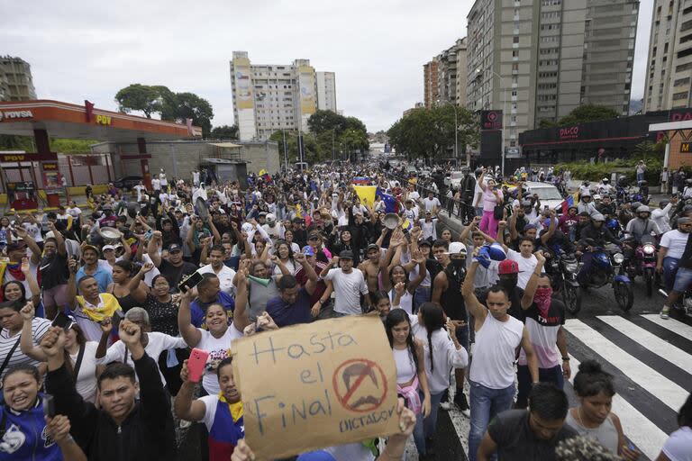 Manifestantes marchan contra los resultados oficiales de las elecciones que declaran ganador al presidente Nicolás Maduro, el día después de las elecciones presidenciales en Caracas.