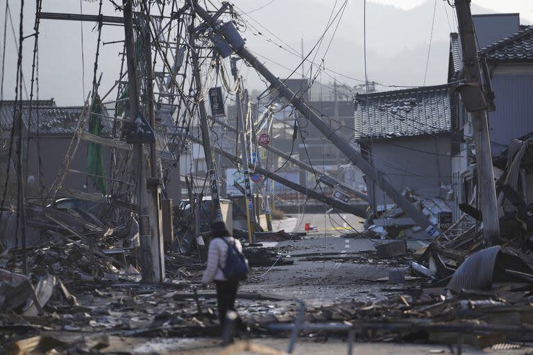 Una persona camina entre los escombros en Wajima, la ciudad que tuvo la mayor cantidad de muertos por el terremoto (AP Photo/Hiro Komae)