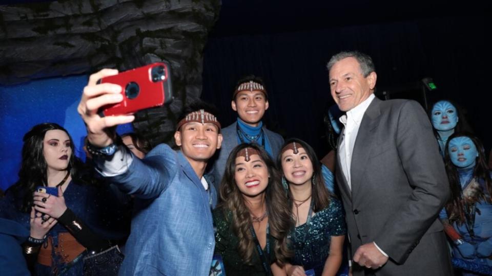 “Avatar: The Way of Water” fans get happy with Disney’s “new boss” Bob Iger at the the U.S. premiere. (Courtesy 20th Century Studios)