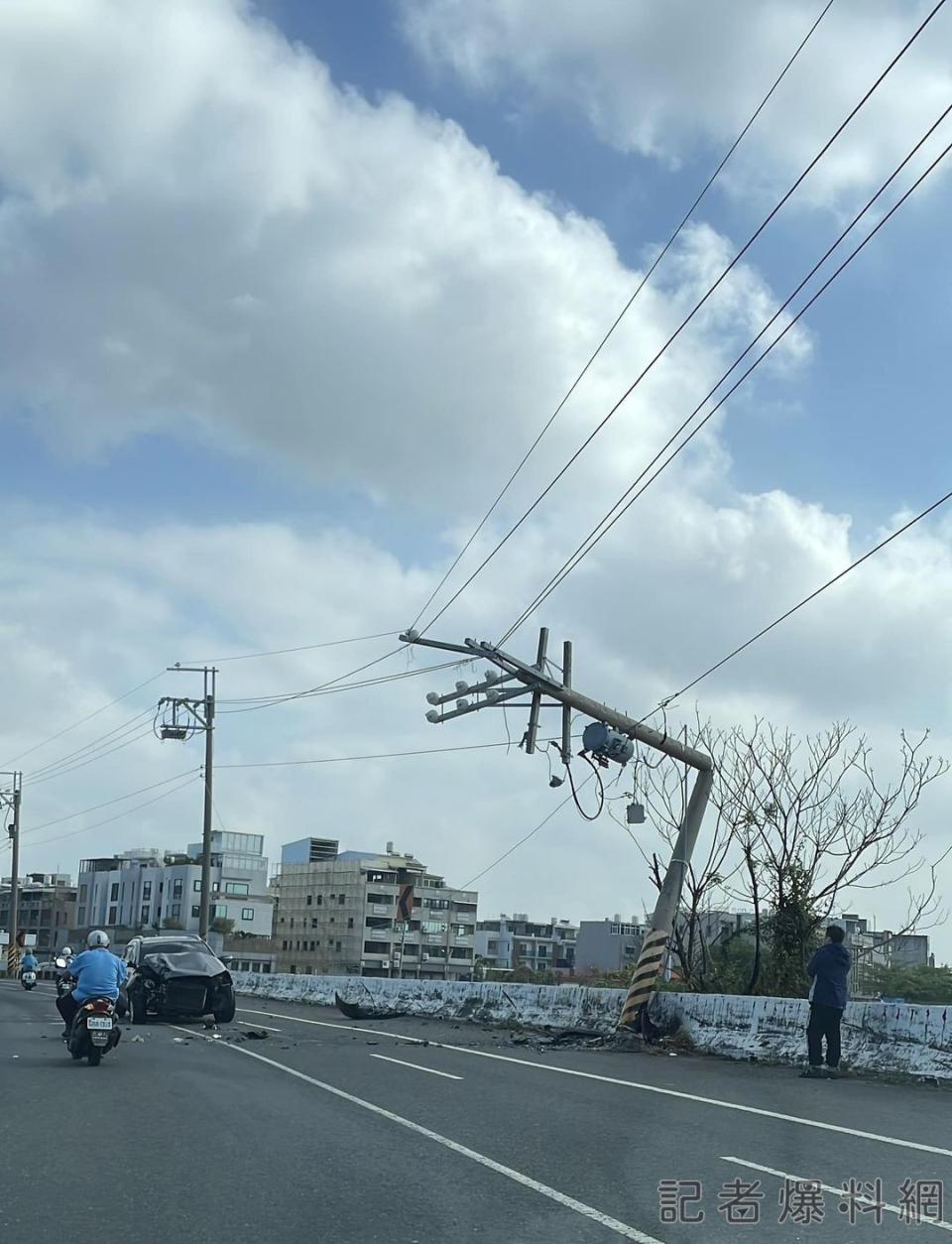 台南一台轎車不明原因自撞電桿。取自記者爆料網。