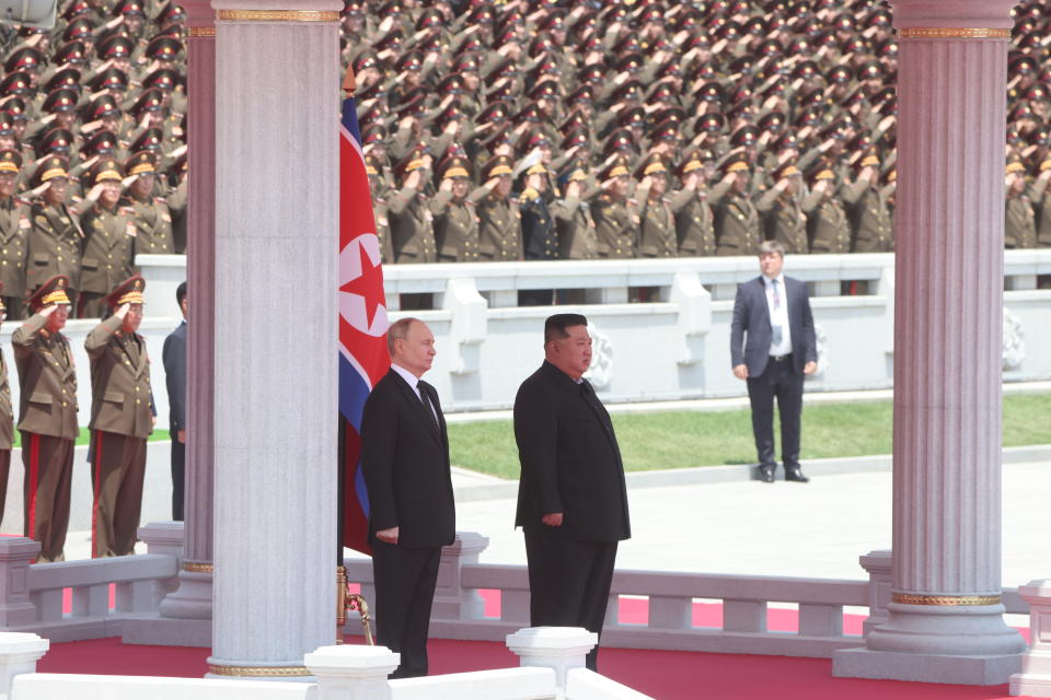 El presidente ruso, Vladimir Putin, y el líder supremo de Corea del Norte, Kim Jong Un, asisten a una ceremonia de bienvenida el 19 de junio de 2024 en Pyongyang, Corea del Norte. El presidente ruso, Vladimir Putin, está en Corea del Norte para una visita de estado de dos días. (Foto por Contributor/Getty Images)
