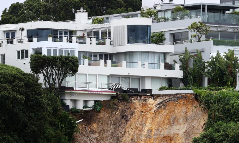 A large land slip caused by flooding on the cliffs below Parnell in Auckland has made houses unsafe
