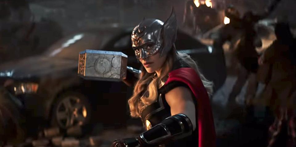 <p><b>Le pitch ?</b></p><p>Thor (Chris Hemsworth) est encore bedonnant et alcoolique après les événements ayant eu lieu dans ''Avengers : Endgame'' (2019). Un poil déprimé, le dieu du tonnerre décide d’entreprendre une quête de paix intérieure. Cette retraite est malheureusement interrompue par Gorr, un tueur galactique (Christian Bale). Dans un sale état, Thor va chercher de l’aide pour le combattre. Parmi ses alliés on retrouve les Gardiens de la Galaxie, la reine Valkyrie et surtout son ex-petite amie, la scientifique Jane Foster (Natalie Portman). <a href="https://www.elle.fr/Loisirs/Cinema/News/Thor-4-Natalie-Portman-montre-les-muscles-dans-cette-nouvelle-image-du-film-4019646" rel="nofollow noopener" target="_blank" data-ylk="slk:Cette dernière lui réserve une petite surprise…;elm:context_link;itc:0;sec:content-canvas" class="link ">Cette dernière lui réserve une petite surprise…</a> </p> <p><b>Le réalisateur ?</b></p><p>Taika Waititi</p> <p><b>Le casting ?</b></p><p>Chris Hemsworth, Natalie Portman, Christian Bale, Russell Crowe…</p><br>
