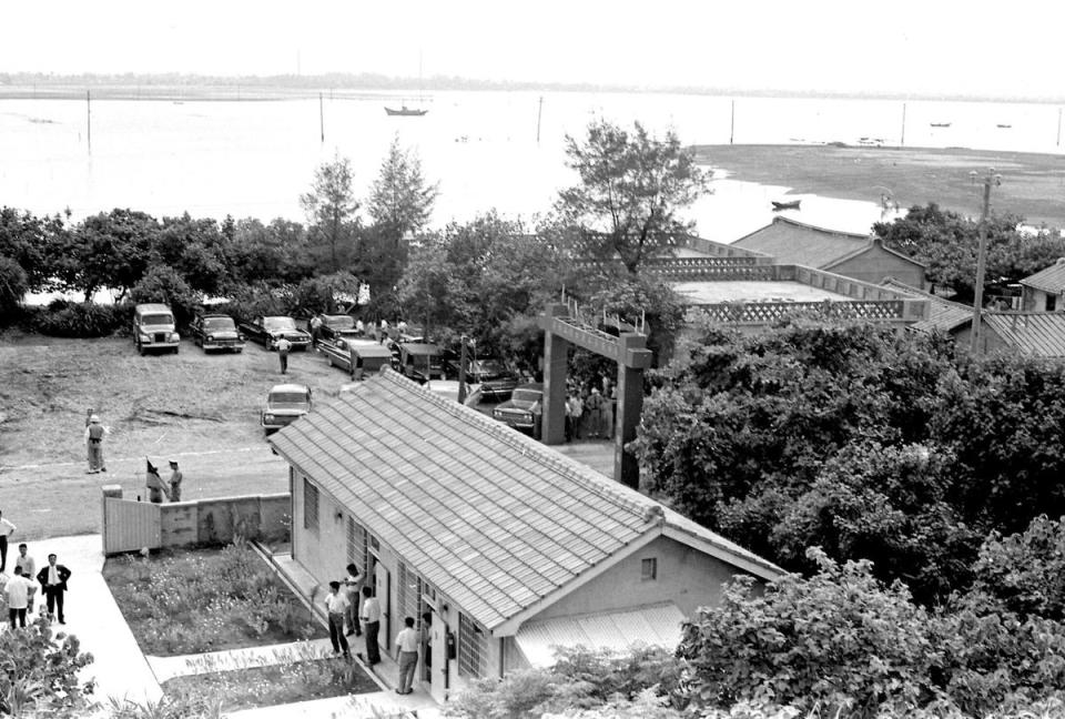 高雄港第2港口開闢後，原本因漁業繁榮的紅毛港，開始衰敗蕭條、發展停滯。圖為1967年的紅毛港。（中央社）