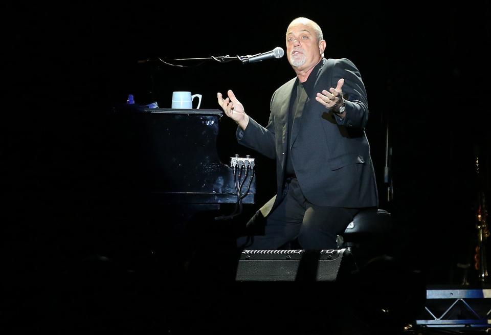 Mit offenen Armen und im Alter von 68 Jahren empfing Sänger Billy Joel im Oktober 2017 noch einmal Nachwuchs. Seine Frau Alexis Roderick brachte eine Tochter zu Welt. (Bild: Getty Images / Mark Metcalfe)