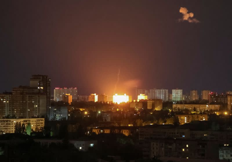 Una explosión de un drón se ve durante un ataque de Rusia contra Ucrania, en Kiev