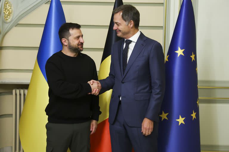 El presidente ucraniano Volodimir Zelensky se saluda con el primer ministro belga, Alexander De Croo, durante la cumbre de la OTAN   