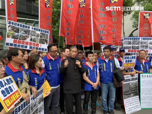 張安樂率眾至日本台灣交流協會抗議。（圖／記者張之謙攝影）