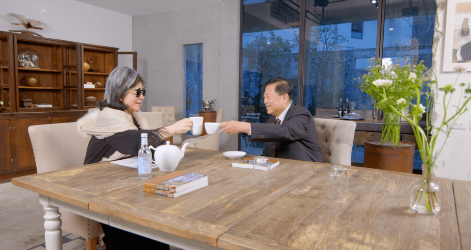 陳文茜（左）專訪魏崢，一開場就以奉茶姿態感謝他。（Yahoo TV 《茜問》提供）
