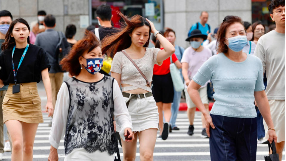 位在關島附近的熱帶低氣壓形成，預估明天上午增強為颱風「葡萄桑」。資料照，廖瑞祥攝