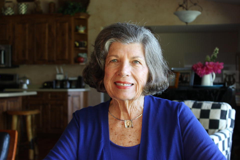 JoAnn Morgan, la primera mujer que trabajó en el centro de control de lanzamientos de la NASA, fotografiada el 5 de julio del 2019 en su casa de Bigfork, Montana. Colaboró también en el lanzamiento de la Apolo 11. (AP Photo/Krysta Fauria)