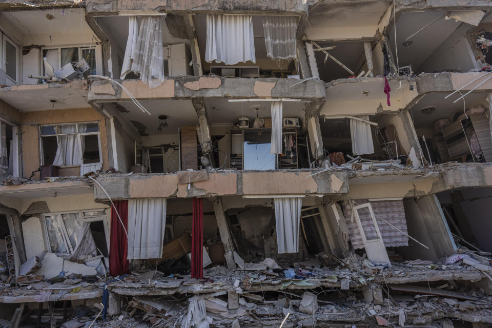 Una vista de un edificio destrozado el miércoles 15 de febrero de 2023, luego de los sismos que sacudieron Antioquía, en el sureste de Turquía. (AP Foto/Bernat Armangue)