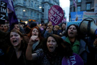 <p>Activistas por los derechos de las mujeres protestan en la plaza Taksim de Estambul, Turquía-<br>Foto: REUTERS/Huseyin Aldemir </p>