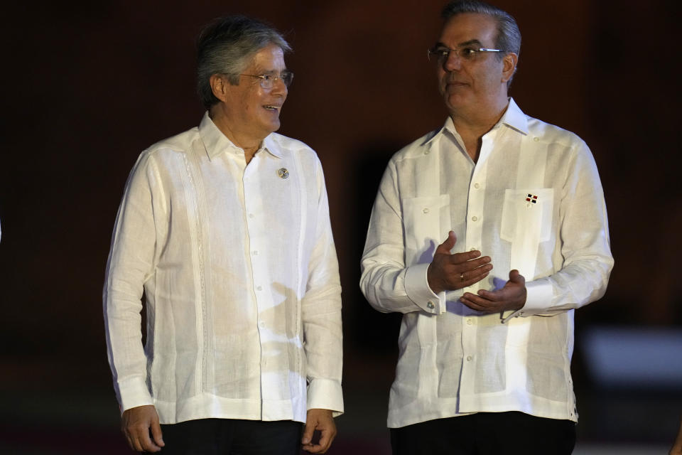 El presidente de República Dominicana, Luis Abinader, a la derecha, recibe al presidente de Ecuador, Guillermo Lasso, antes del inicio de la ceremonia de inauguración de la 28ª Cumbre Iberoamericana, en Santo Domingo, República Dominicana, el viernes 24 de marzo de 2023. (Foto AP/Ariana Cubillos)