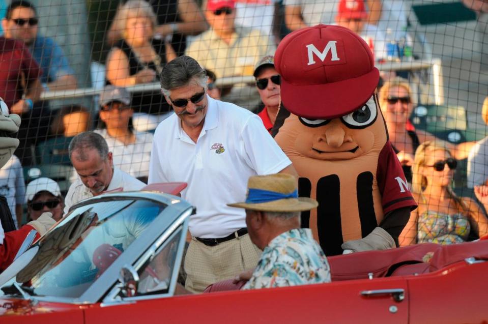 Rollie Fingers hace su entrada en un Mustang rojo descapotable y es recibido por la mascota de los Modesto Nuts durante el California Carolinas All Star Smash en el Thurman Field (21-6-11).