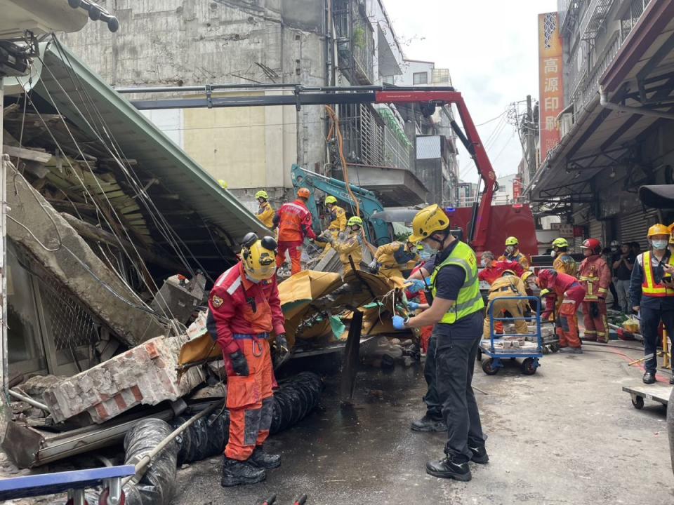 中市中區老舊建物倒塌1死2受困，消防持續搜救，中區職安署稽查，開挖未做好保護鄰房設施，明顯違規，開罰30萬。（圖：中市府提供）