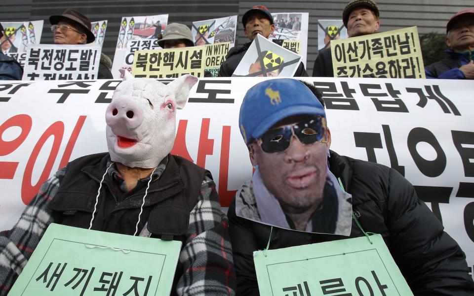 Für seine Besuche in Nordkorea - der erste fand 2013 statt - wurde Dennis Rodman heftig kritisiert, unter anderem auch im Süden der koreanischen Halbinsel (Bild). Von den wütenden Reaktionen ließ Rodman sich aber nicht beirren. Seine Treffen mit dem Diktator ebneten schließlich auch den Weg für die spätere Annäherung zwischen Kim Jong-un und Donald Trump. Zumindest sah Rodman das so. (Bild: Chung Sung-Jun/Getty Images)