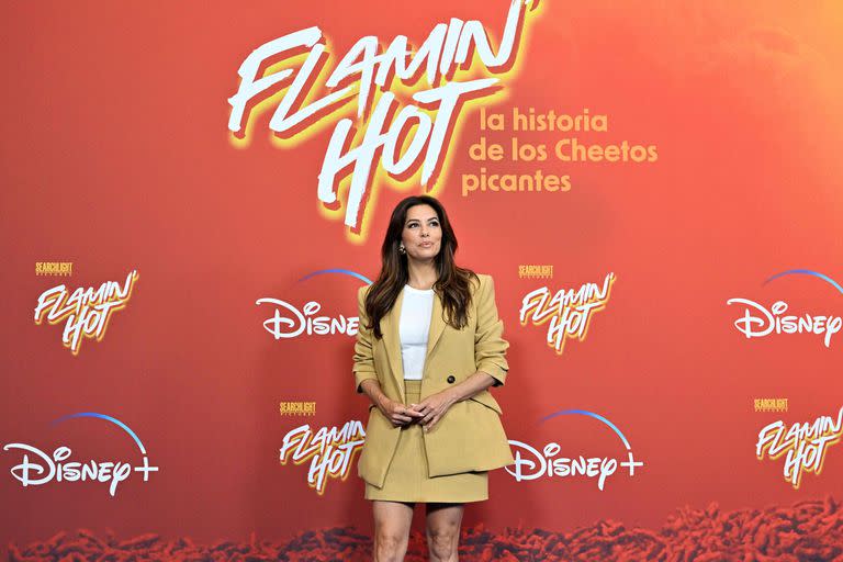 Eva Longoria, muy elegante en Madrid en la presentación de la producción de Disney, Flamin' Hot: El sabor que cambió la historia
