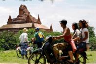 Tourists look at a damaged pagoda after an earthquake in Bagan, Myanmar August 25, 2016. REUTERS/Soe Zeya Tun