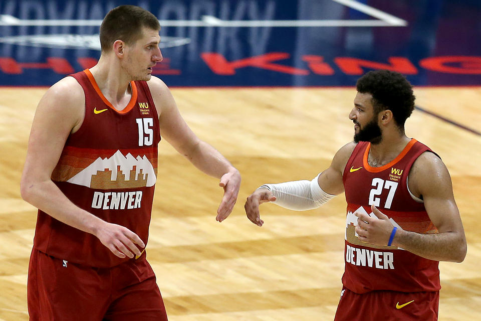 Nikola Jokic在Jamal Murray（圖右）因傷缺陣情況下，仍扛著金塊向上。（Photo by Sean Gardner/Getty Images）