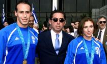 Costas Kenteris et Katerina Thanou étaient parmi les meilleurs espoirs de médaille de la Grèce aux Jeux olympiques d'Athènes en 2004. Cependant, les deux ne se sont pas présentés à un contrôle antidopage, prétextant un accident de moto pour expliquer leur absence. Lorsque convoqués par commission de discipline, ils refusent de s'y rendre. Ils ne participent donc pas aux épreuves à Athènes et sont suspendus jusqu'au 22 décembre 2006. Le 10 mai 2011, ils sont condamnés à 31 mois de prison pour avoir organisé son faux accident de moto visant à échapper au test antidopage. Ils ont cependant été blanchis en appel le 6 septembre 2011 puisque rien ne pouvait prouver hors de tout doute que cet accident n'avait pas bel et bien eu lieu. (Reuters)