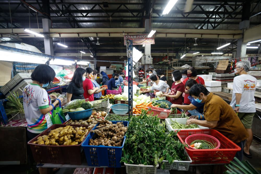 Customers shop for vegetables at the Taman Selamat Wet Market in Bukit Mertajam March 25, 2020. — Picture by Sayuti Zainudin