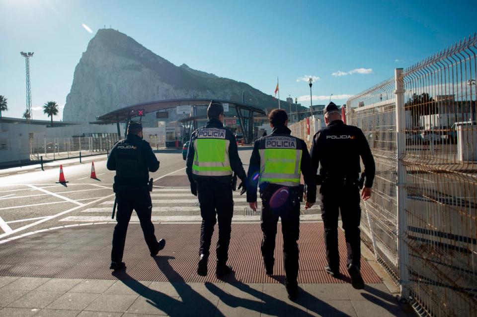 Funcionarios españoles patrullan la frontera entre Gibraltar y España (AFP/Getty)