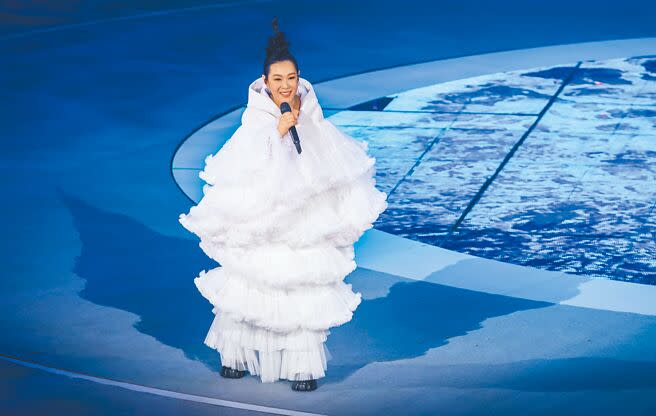 劉若英昨穿白色雲朵裝演唱〈彼得潘〉，為演唱會揭開序幕。（羅永銘攝）