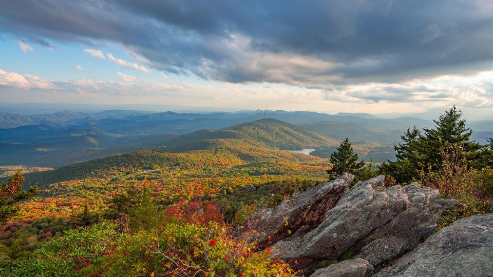 Oct. 11, 2023: Though the mountain and surrounding areas have not yet reached their peak, more autumn hues are covering the landscape each day. Linville Peak’s lofty vantage point makes it one of the best places in the N.C. High Country to enjoy a fall view. Throughout the season, this location, on the far end of the Mile High Swinging Bridge, remains an ideal spot to take in the color progression as it makes its way down to lower elevations.