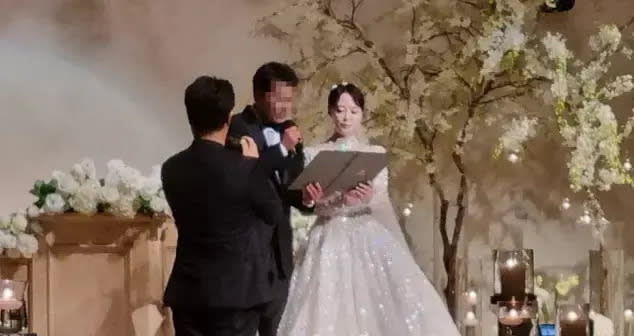 安妍紅（右）與一名企業家低調舉辦婚禮，賓客流出照片意外曝光消息。（圖／翻攝自網路）
