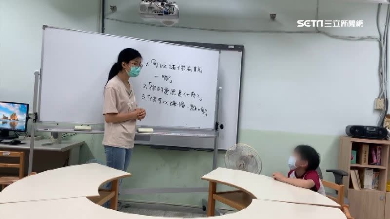 全民防疫戴口罩，卻導致聽障生無法識讀唇語，影響學習成效。