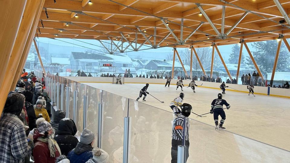 The hockey and skating seasons are extended by two months at Saint-Apollinaire thanks to the covered refrigerated rink. 