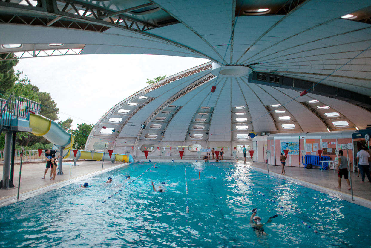 Una piscina en Marsella. Las piscinas públicas de toda Francia han estado cerrando con más frecuencia para ahorrar energía. (Dmitry Kostyukov/The New York Times)