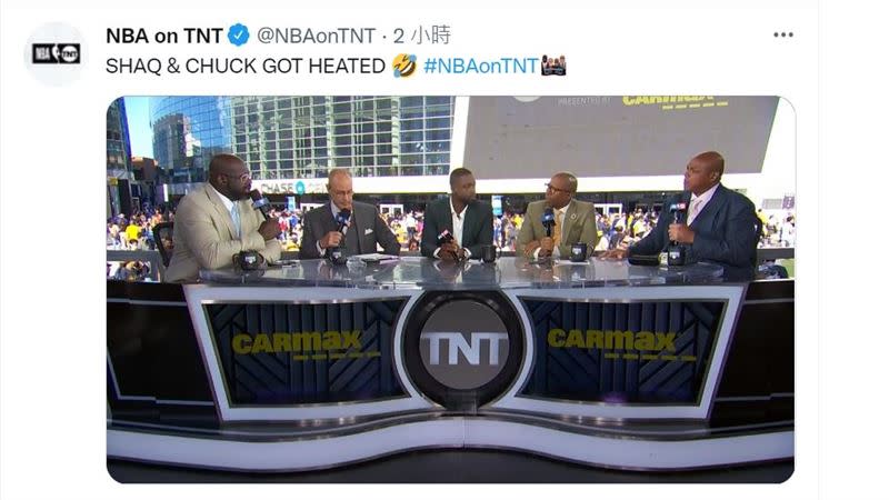 退役球星歐尼爾（Shaq ONeal）跟巴克利（Charles Barkley）在節目中吵了起來。（圖／翻攝NBA on TNT推特）