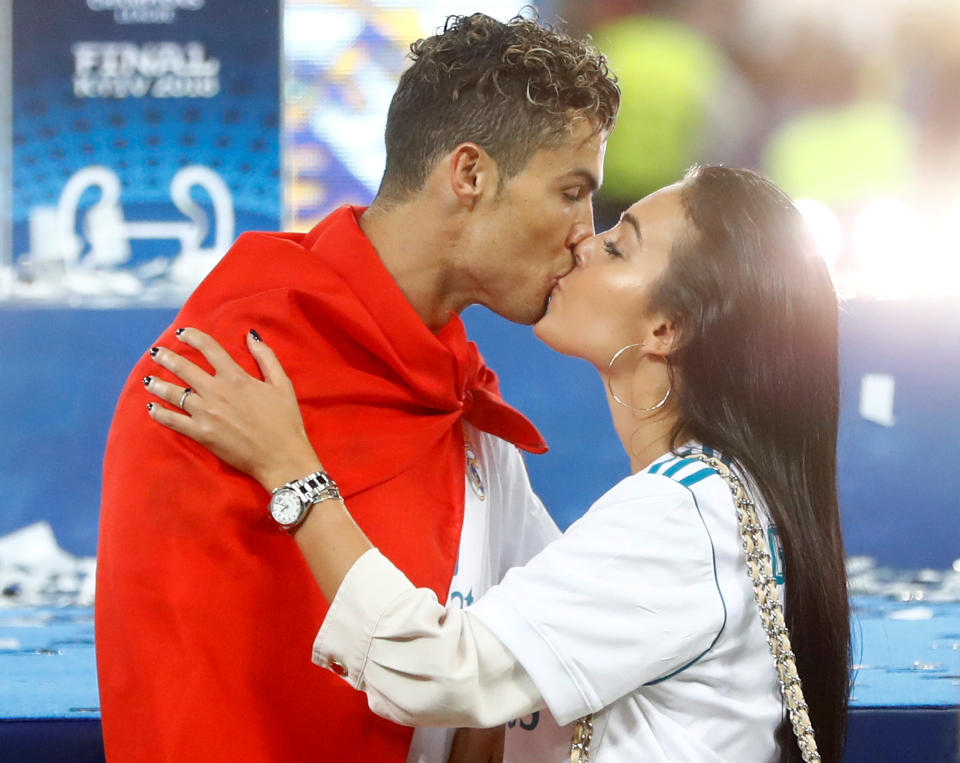 Il bacio fra Cristiano Ronaldo e Georgina Rodriguez all'NSC Olympic Stadium di Kiev (REUTERS/Kai Pfaffenbach)