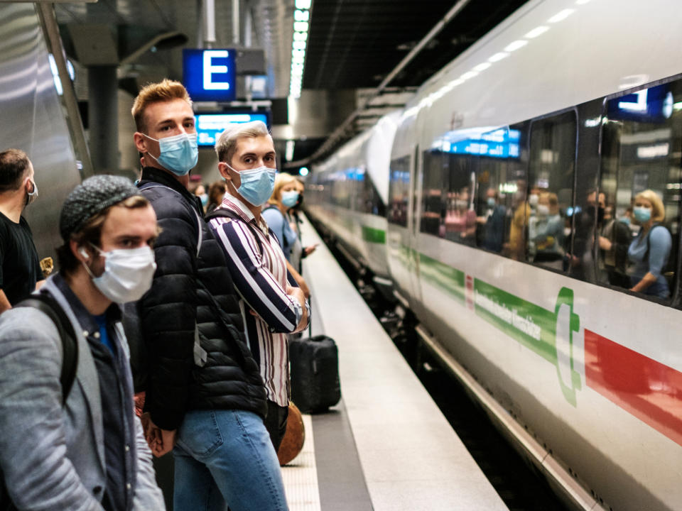 Bahnfahren dürfte in den Feiertagen zum Abenteuer werden (Bild: hanohiki/Shutterstock.com)