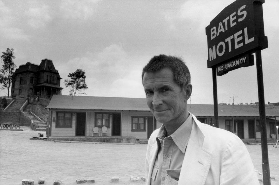 Anthony Perkins on the PSYCHO movie set at Universal Studios on June 24, 1985. (Photo by Bob Riha, Jr./Getty Images)