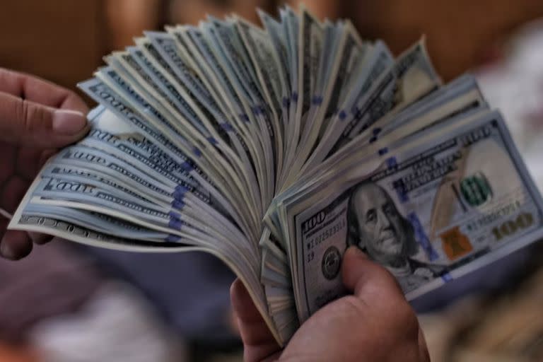 La suba del dólar blue y de los dólares financieros llevó a que se acelerara el ritmo de devaluación del tipo de cambio oficial