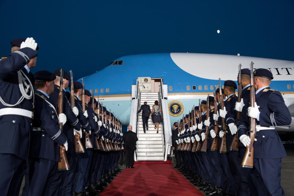 <p>19. Juni 2013: Der Präsident der Vereinigten Staaten von Amerika, Barack Obama, und First Lady Michelle Obama betreten im Mondschein die Air Force One nach ihrem Deutschland-Besuch. </p>