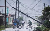 <p>Residentes locales regresan a sus hogares luego del pasaje del huracán Irma en Caibarién, Cuba, el 9 de septiembre de 2017 (AFP | ADALBERTO ROQUE) </p>