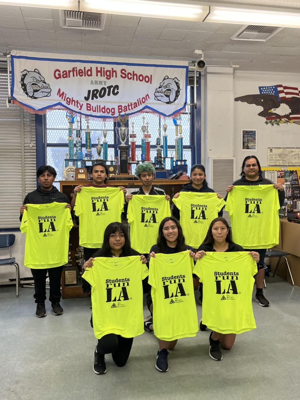 Parte del equipo de Garfield High recibió sus uniformes el sábado pasado previo al Maratón.