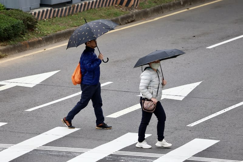 強烈大陸冷氣團持續影響　各地仍寒冷 中央氣象署表示，9日受強烈大陸冷氣團持續影響， 各地早晚寒冷，上午天氣大致穩定，下半天起西半部 山區可能有零星降雨。圖為台北市士林區，民眾穿上 羽絨外套、撐傘過馬路。 中央社記者翁睿坤攝  113年3月9日 