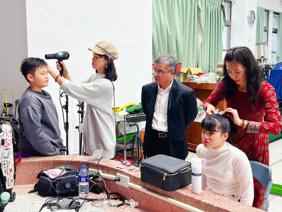 來自台北的暖拍團，自備行動攝影棚裝備，到花蓮為兩所原住民國小，為15名畢業生拍畢業照。（圖：孫夢平提供）