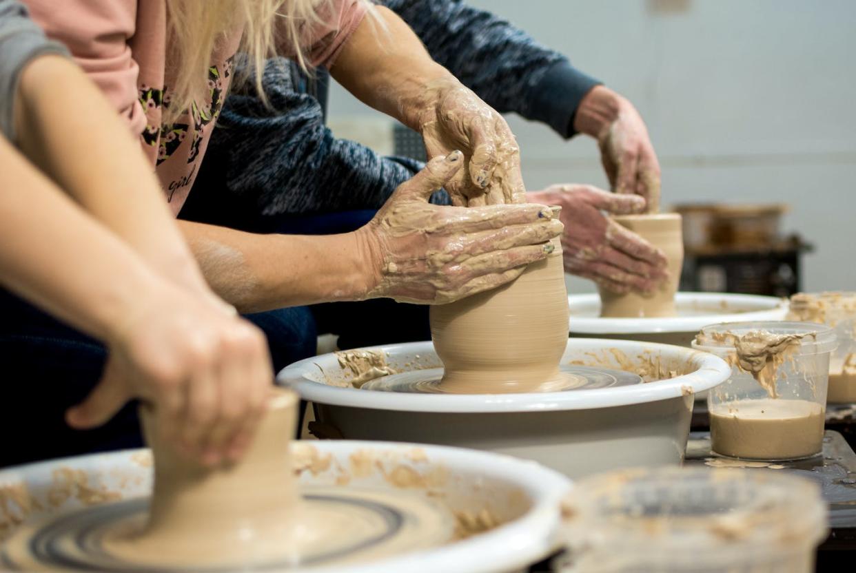 <a href="https://www.shutterstock.com/es/image-photo/master-class-on-modeling-clay-potters-1917299963" rel="nofollow noopener" target="_blank" data-ylk="slk:Shutterstock / Akimova Tatiana;elm:context_link;itc:0;sec:content-canvas" class="link ">Shutterstock / Akimova Tatiana</a>