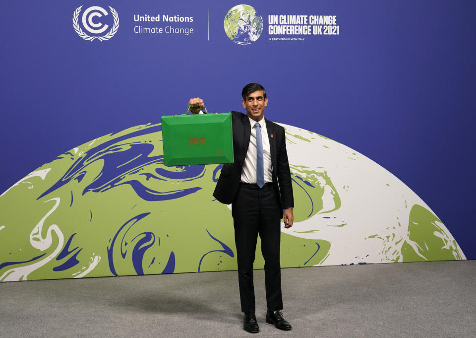 El jefe del Tesoro británico, Rishi Sunak, sostiene una cartera verde a su llegada para un discurso en la cumbre climática de Naciones Unidas COP26, en Glasgow, Escocia, el miércoles 3 de noviembre de 2021. (AP Foto/Alberto Pezzali)