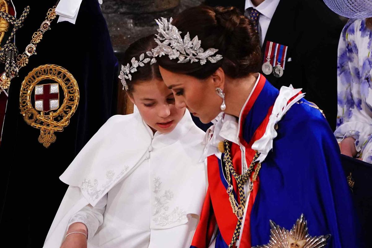 Zobacz, jak Kate Middleton i księżniczka Charlotte dzielą się słodkim momentem — porozumiewawczym spojrzeniem!  — na koronację