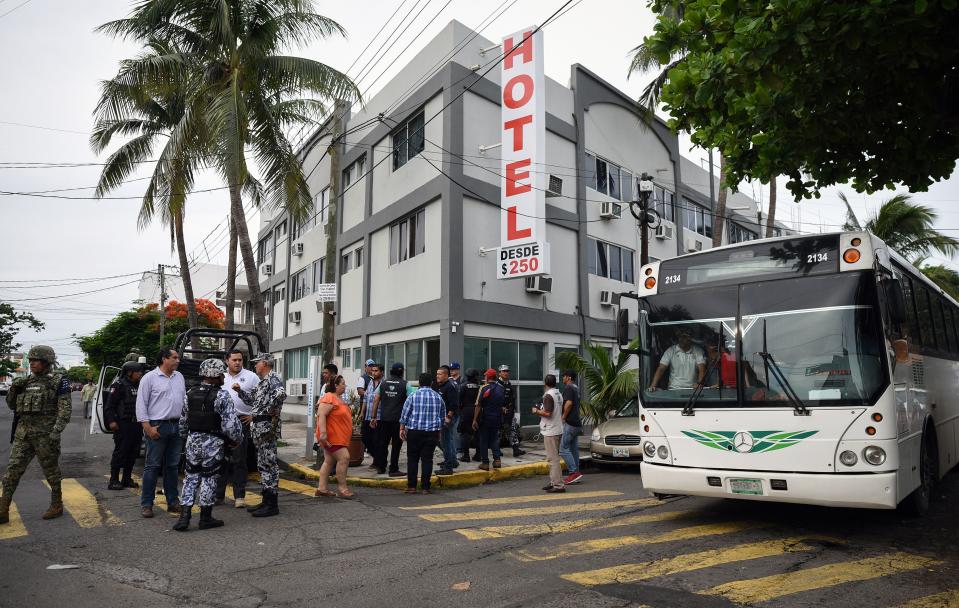 Miembros de la Marina y agentes migratorios realizaron una redada en el puerto de Veracruz donde detuvieron al menos a 250 migrantes centroamericanos, quienes fueron tarsladados al centro de detención en Acayucan. Foto: VICTORIA RAZO/AFP/Getty Images